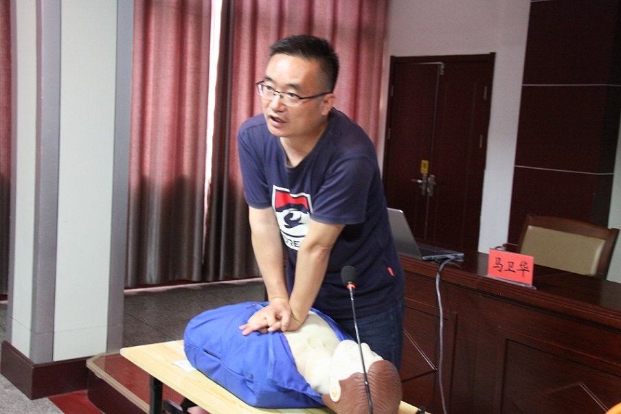 2心肺復(fù)蘇應(yīng)急救援常識培訓(xùn).JPG 2心肺復(fù)蘇應(yīng)急救援常識培訓(xùn).JPG