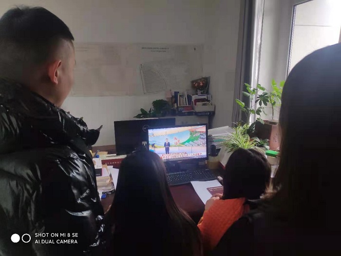 新興公司收看全國(guó)脫貧攻堅(jiān) (1).jpg