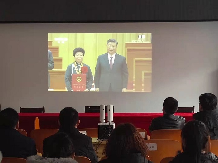 華盟公司收看全國(guó)脫貧攻堅(jiān) (1).jpg