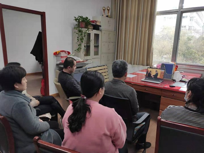 宏泰公司收看全國(guó)脫貧攻堅(jiān)總結(jié)表彰大會(huì) (1).jpg